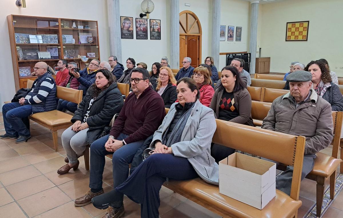 Miembros de la Sang, ediles de la corporación y colaboradores asistieron a la presentación de la revista anual de la cofradía vila-realense.