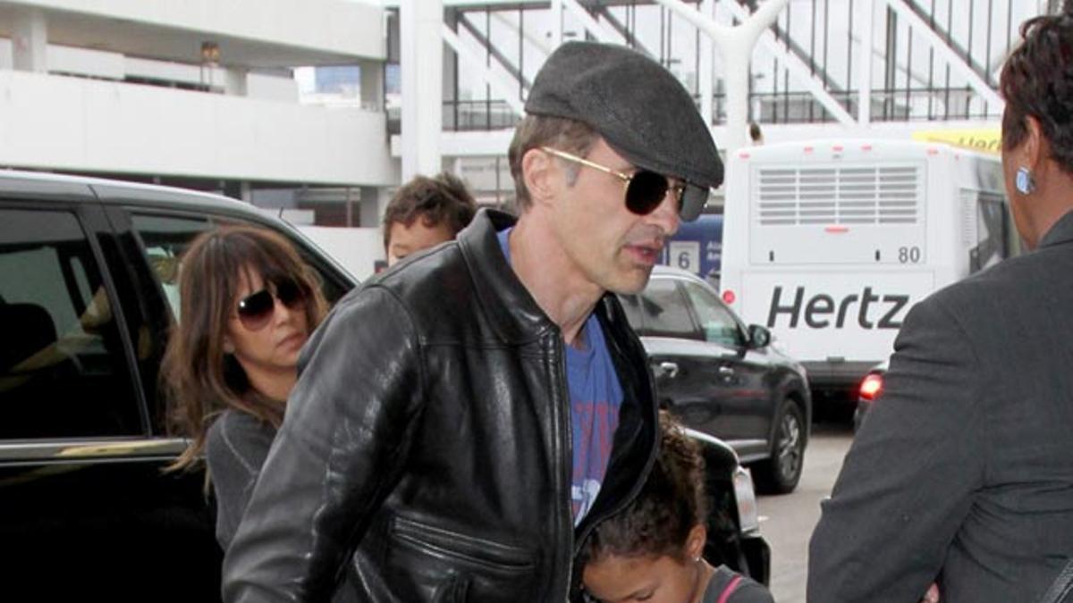 Olivier, junto a Nahla y Halle, con Maceo en brazos, llegan al aeropuerto de Los Ángeles