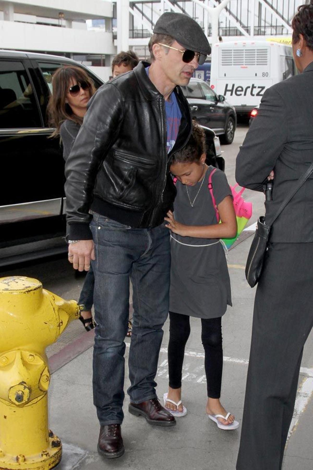 Olivier, junto a Nahla y Halle, con Maceo en brazos, llegan al aeropuerto de Los Ángeles