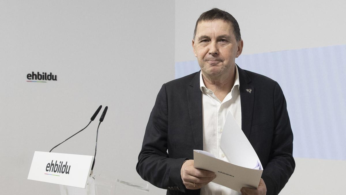 Otegi dice que la renuncia de los siete candidatos con delitos de sangre es &quot;un gesto inequívoco&quot; del compromiso por la paz