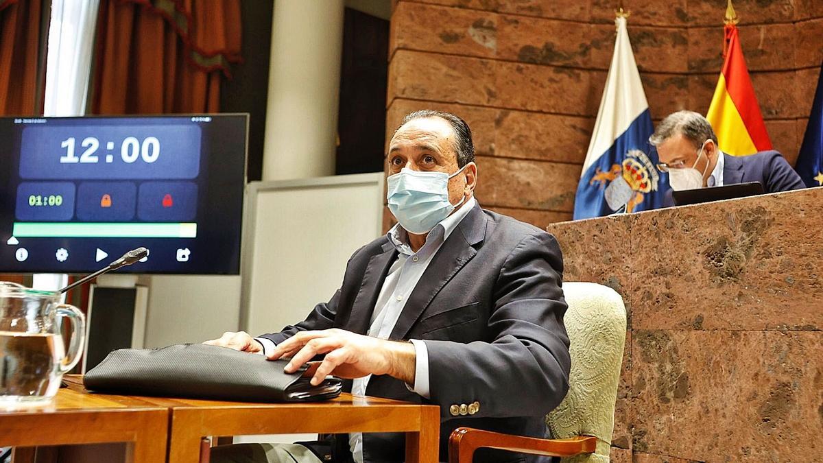 El consejero de Sanidad, Blas Trujillo, durante su comparecencia en el Parlamento de Canarias.