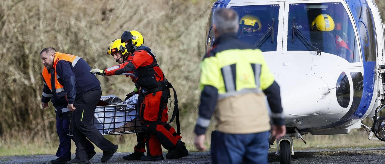 El helicóptero de la Guardia Civil localizó el último de los cuerpos río abajo.