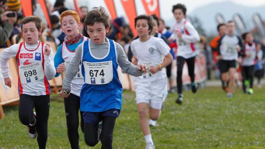 Participantes en el campeonato escolar de cross en La Morgal.