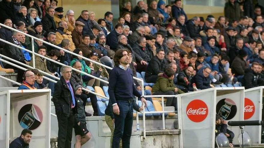 Luismi observa el desarrollo del juego desde el banquillo. // G.S.