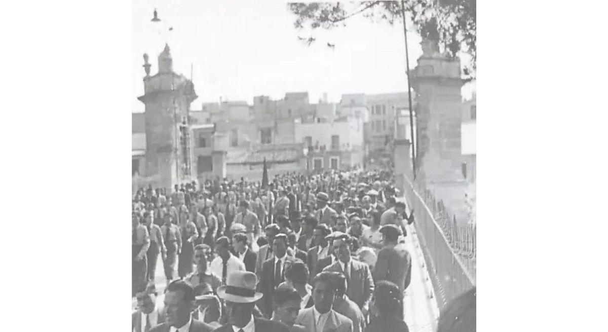 1 de maig del 1936; Desfilada de les Joventuts Socialistes pel Pont Vell, encara amb les casilicis