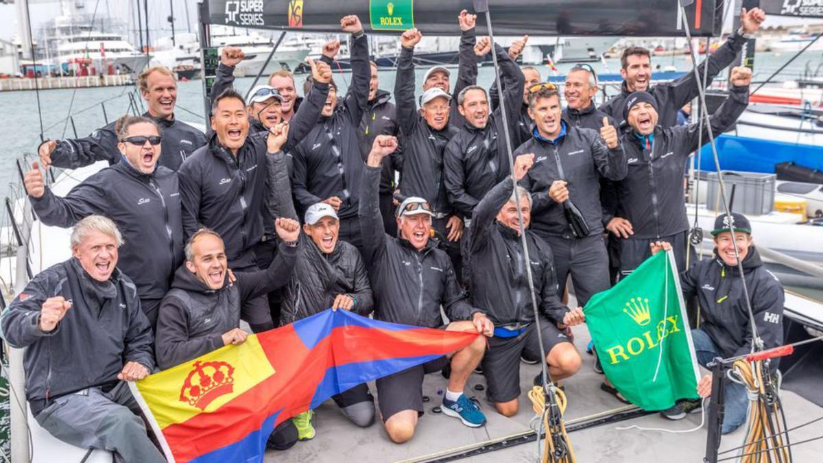 Los tripulantes del Sled celebran su triunfo.