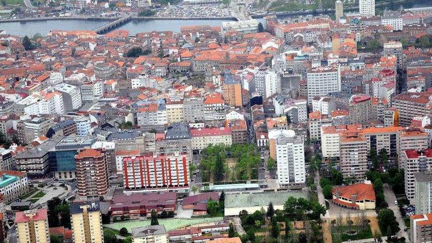 Vista del entramado urbano de la ciudad de Pontevedra, con Campolongo en primer término y el puente de O Burgo al fondo. // Rafa Vázquez
