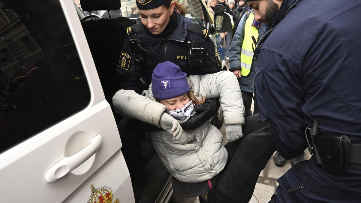 Greta Thunberg, arrastrada por la Policía en Estocolmo.