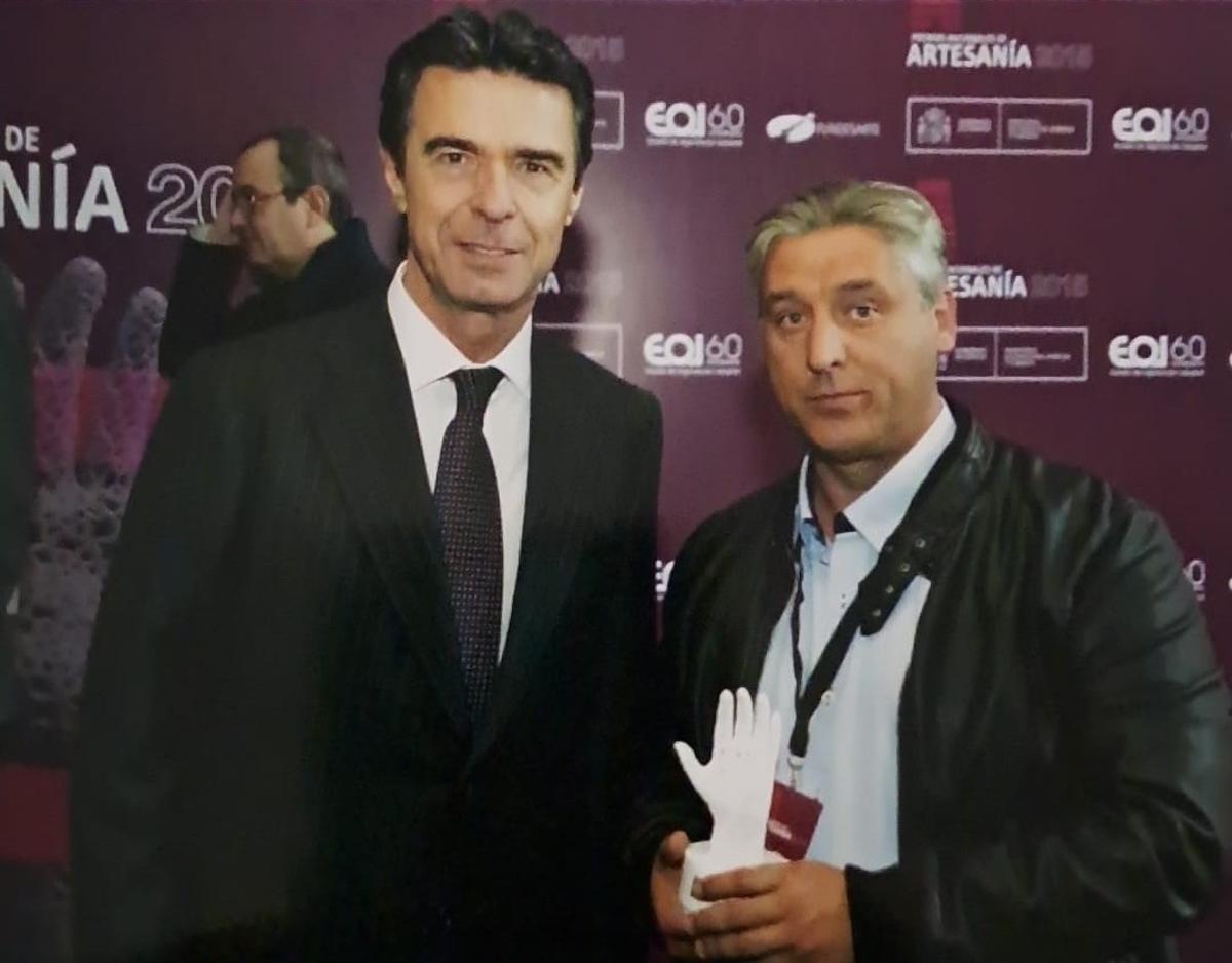 Joan Oliver junto a Jose Manuel Soria al ganar el Premio Nacional de Artesanía en el 2013.