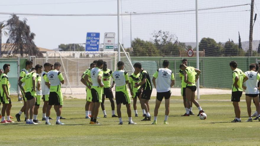 La plantilla ha regresado esta mañana a los entrenamientos en el campo anexo