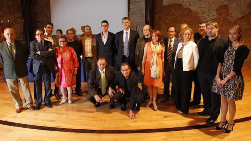 Enrique Castro, «Quini», y Rai García, agachados, con Esther del Moral, a la derecha, y Alzira Rolland, a la izquierda, junto a otros de los premiados.