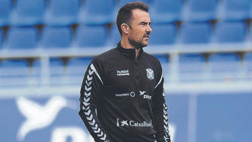 López Garai, atento en una fase del entrenamiento de ayer en el Estadio.