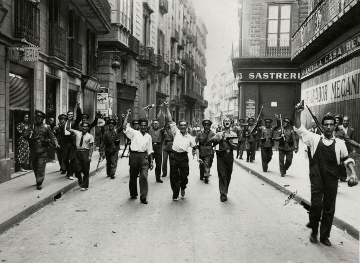 Carabineros y civiles celebran la victoria sobre los sublevados en Capitanía, el 20 de julio de 1936. Fotografía de Pérez de Rozas