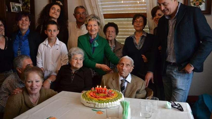 Salvador Domínguez, rodeado de familiares, al cumplir recientemente los 107 años.  // E.G.