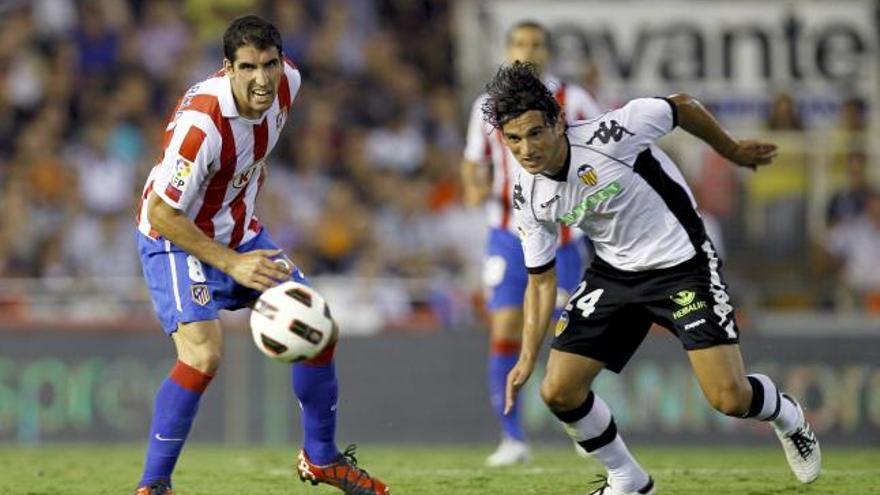 Raúl García y Tino Costa pugnan por un balón, durante el partido de ayer en Mestalla.
