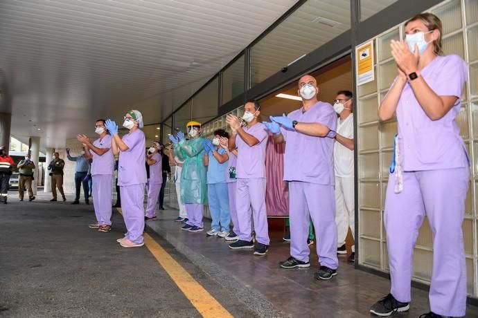 23-04-20  LAS PALMAS DE GRAN CANARIA. HOSPITAL UNIVERSITARIO DOCTOR NEGRIN. LAS PALMAS DE GRAN CANARIA. Reconocimiento del personal de seguridad privada a la labor que hace el personal sanitario.  Fotos: Juan Castro.  | 23/04/2020 | Fotógrafo: Juan Carlos Castro