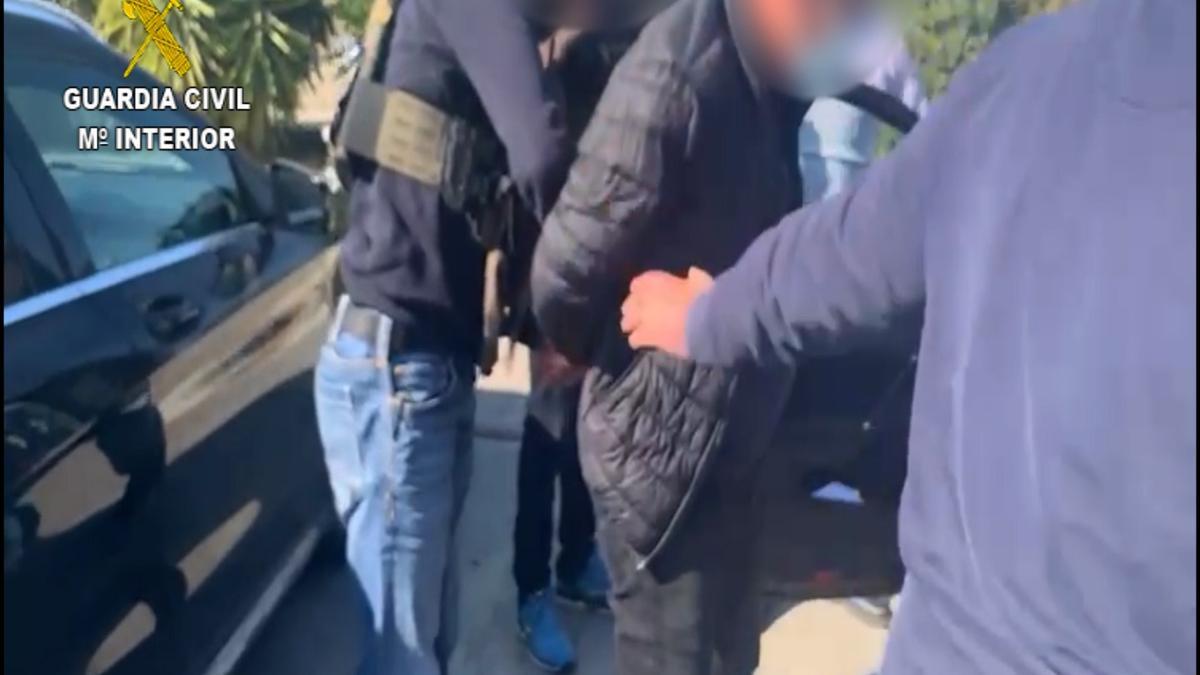 Detenidos tres vecinos de Puente Genil por falsificar documentos para el examen de conducir
