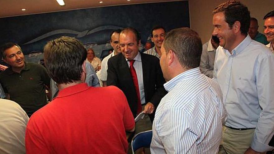 José Joaquín Ripoll recibe ayer el saludo de varios miembros de la dirección provincial de los populares.