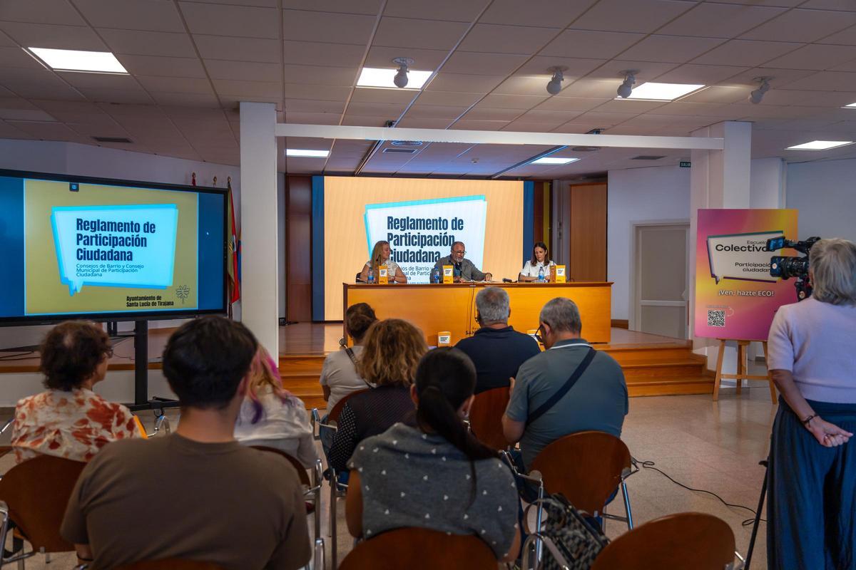 Momento de la presentación del nuevo reglamento de Participación Ciudadana de Santa Lucía.