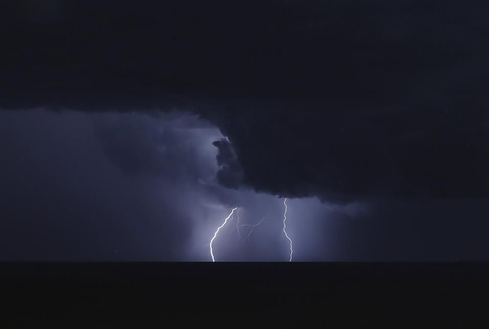 Esta manga marina contó con abundante aparato eléctrico y cortinas de precipitación visibles