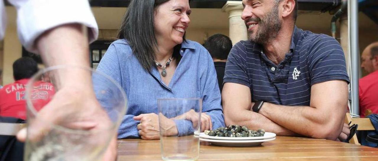 Susana López Ares y Luis Castellanos, en la terraza de un bar de la plaza del Fontán de Oviedo.