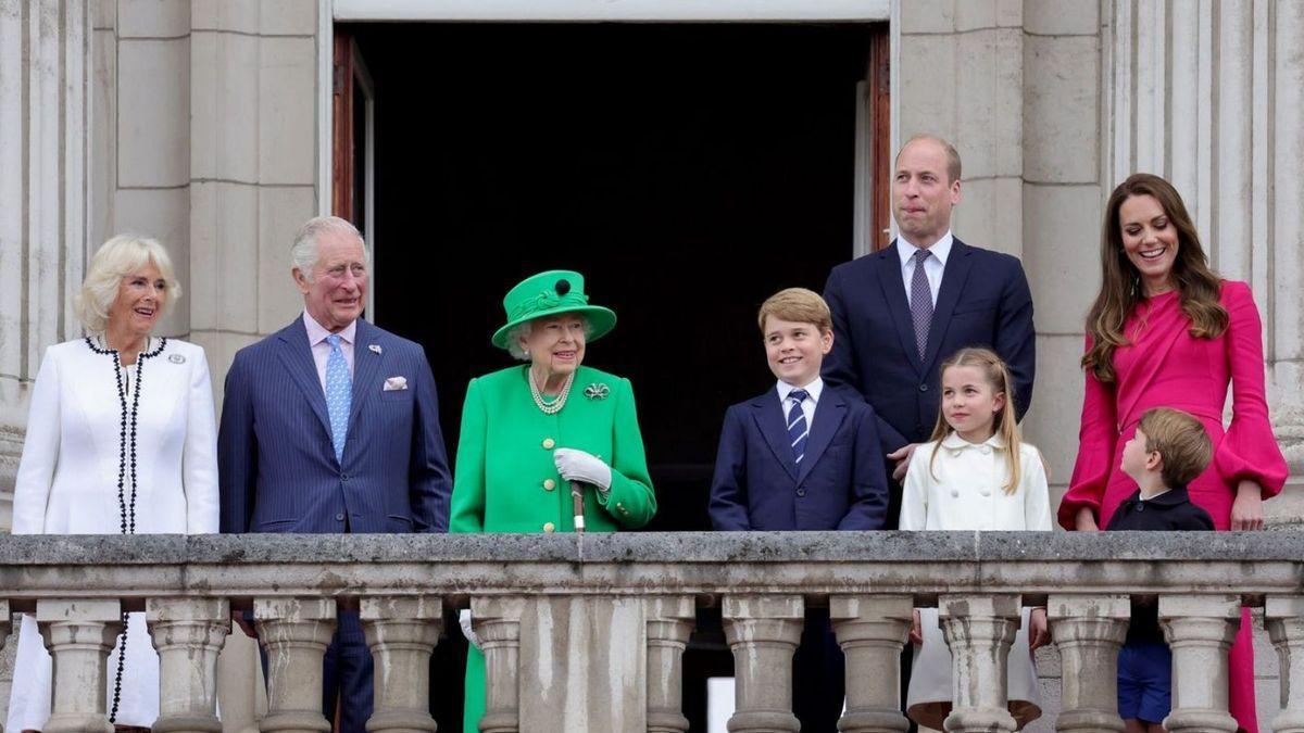 Elisabet II amb part de la família reial britànica al balcó del palau de Buckingham