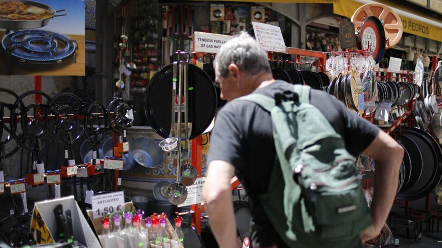 Un turista, ante uno de los puestos frente a la Lonja