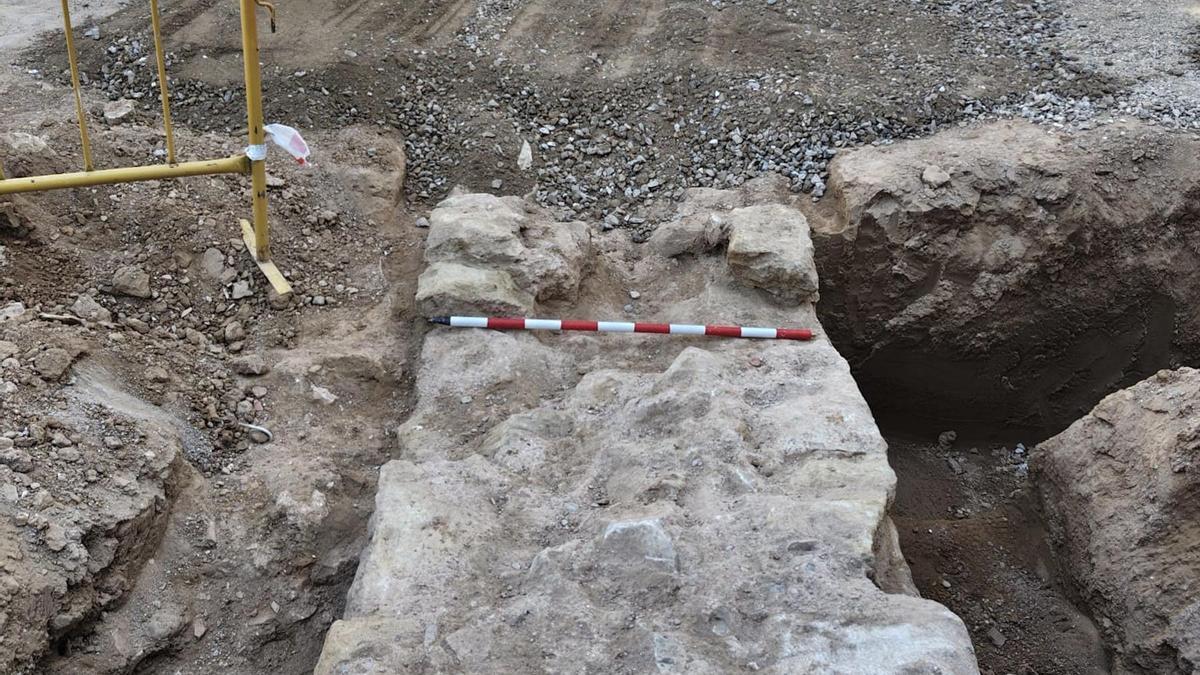 La muralla que han posat al descobert les obres