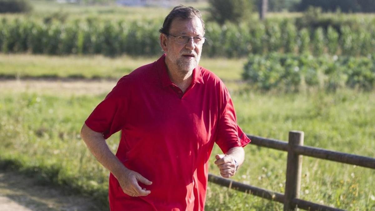 El presidente del Gobierno, Mariano Rajoy, durante un paseo matutino en Pontevedra.