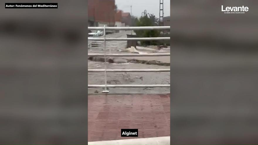 Vídeo: Una tromba de agua en la Ribera y la Safor llena barrancos en Alginet y pasos subterráneos en Gandia