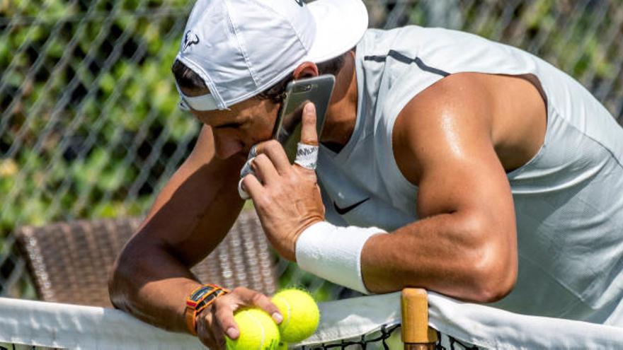 Rafa Nadal, en el momento de atender una llamada en su entrenamiento en Mallorca