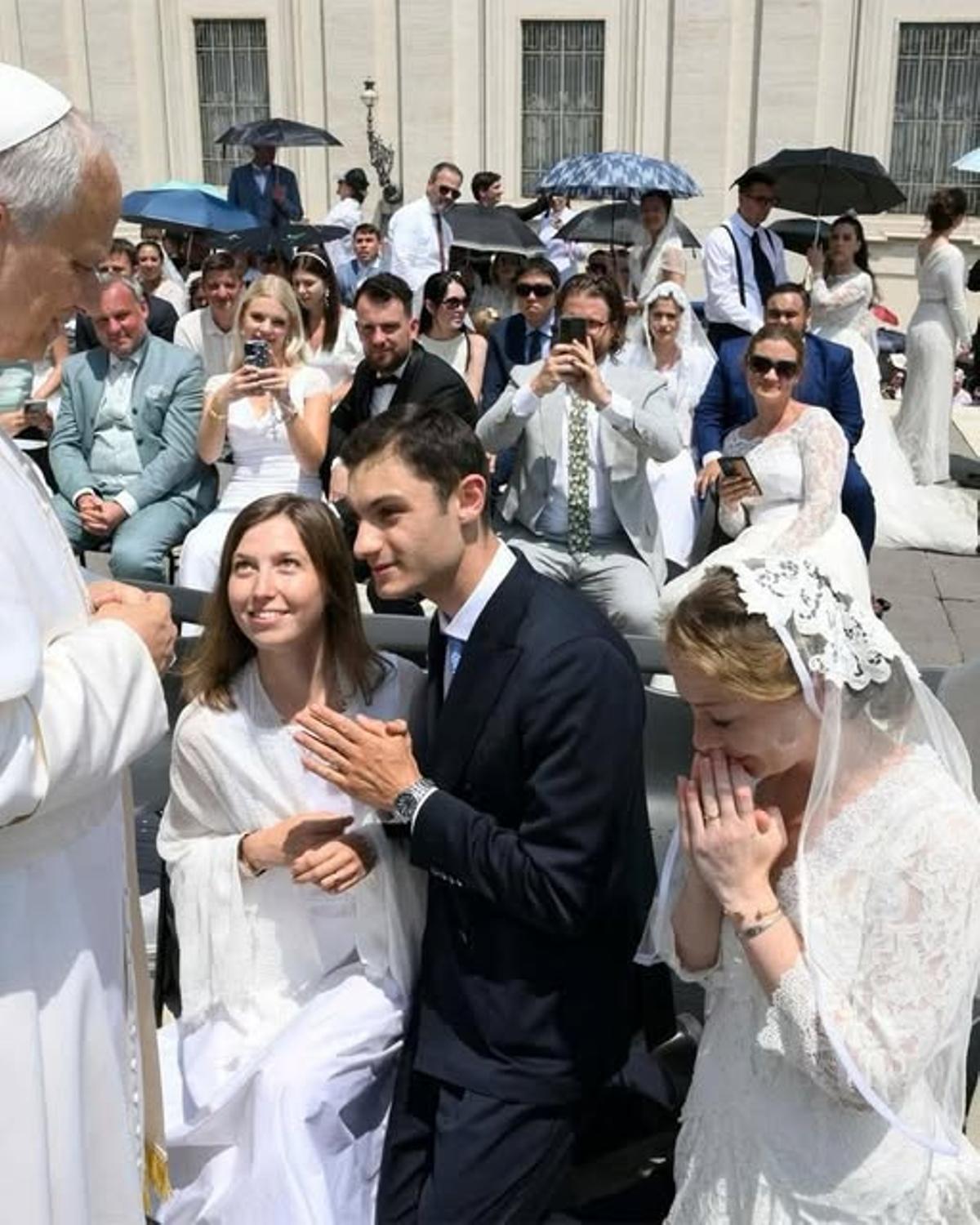 El papa bendice el matrimonio de dos jóvenes en Roma