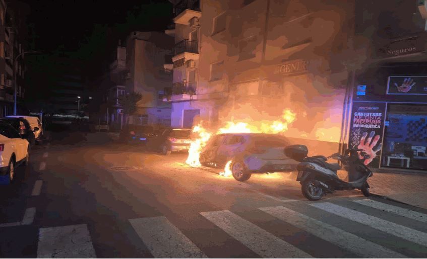 Así se incendió un coche aparcado en la calle Juan XXIII de Xàtiva