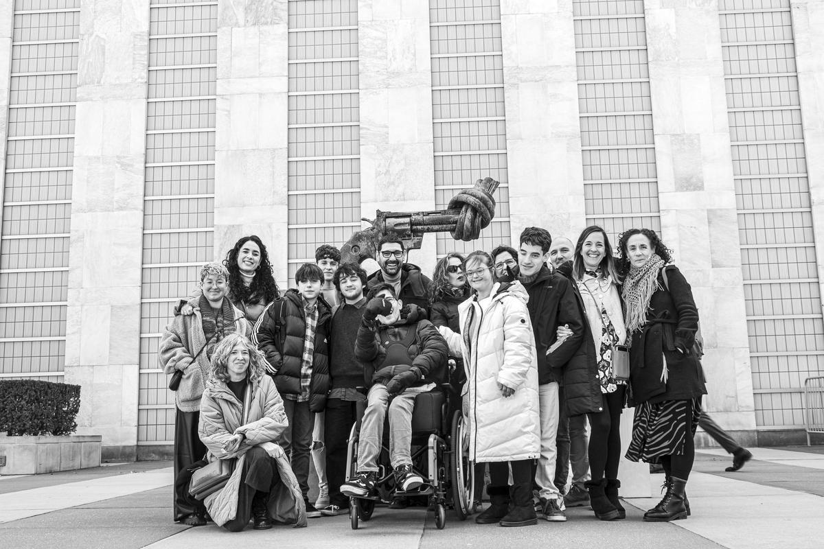 El grupo de alumnos de &quot;Estudiantes por la inclusión&quot;, en la sede de la ONU en Nueva York.