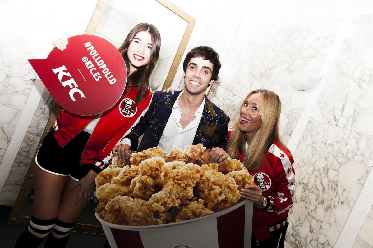 Javier Ambrossi con el pollopollo de KFC