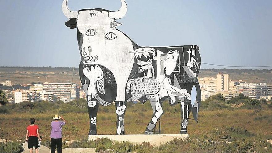 Un grafitero pinta el ‘guernica’ en un toro de osborne