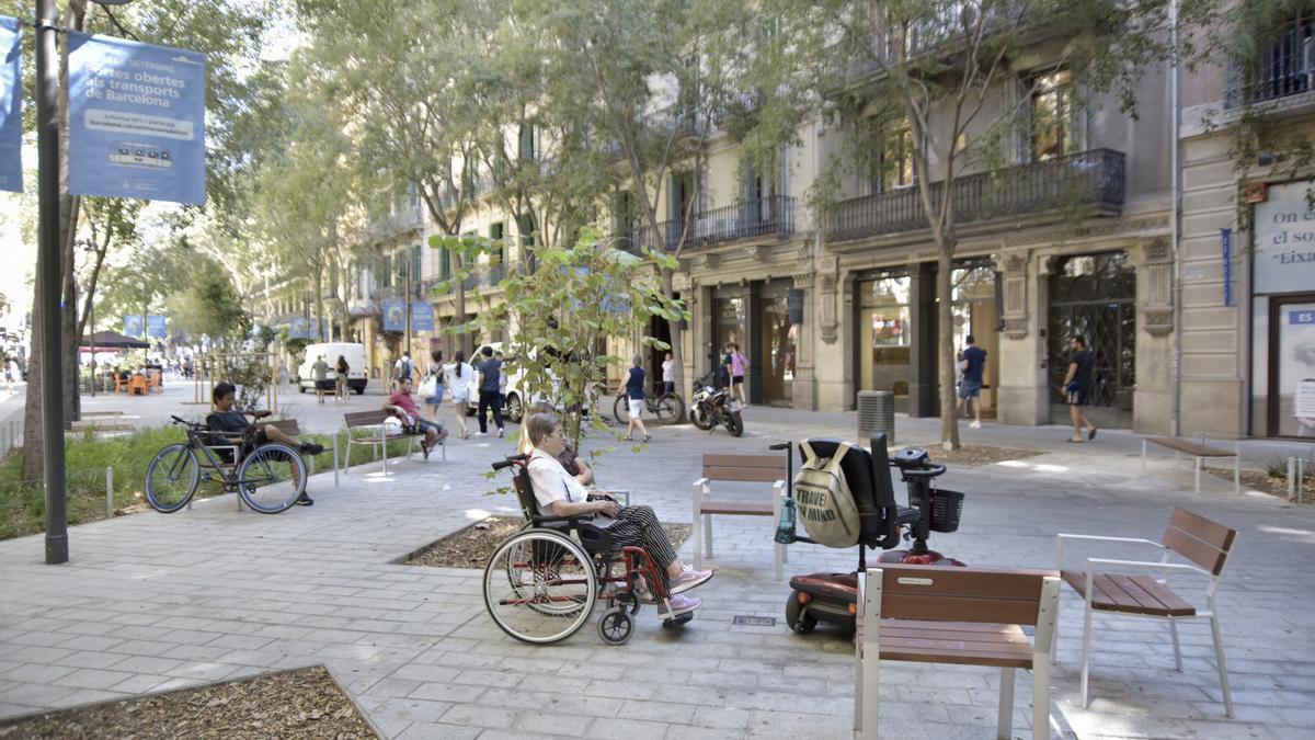Tramo pacificado de la calle Consell de Cent de Barcelona