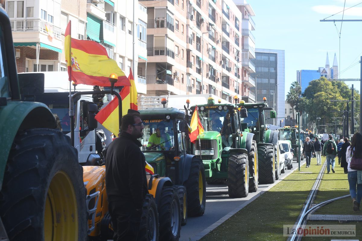 Miles de agricultores y ganaderos toman las calles de Murcia
