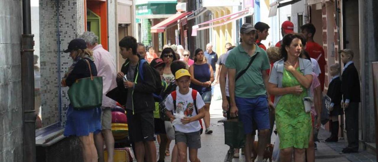 Visitantes paseando por el centro de Luarca.