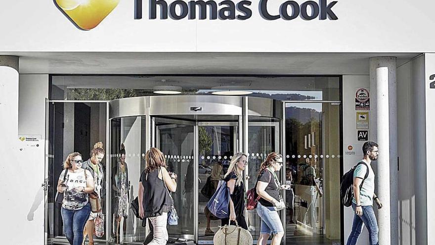 Trabajadores de Thomas Cook saliendo de la sede en Son ValentÃ­ tras la reuniÃ³n de ayer.