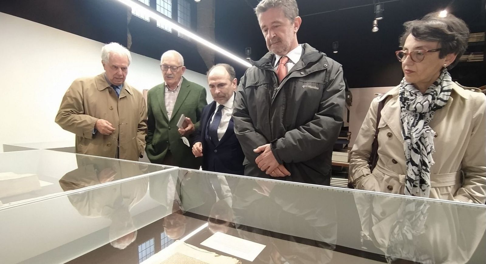 López-Fanjul, Ramón Rodríguez, Ignacio Villaverde, Fausto González y María José Ferrer, ante los incunables, en el aula José Gaos. | Fernando Rodríguez