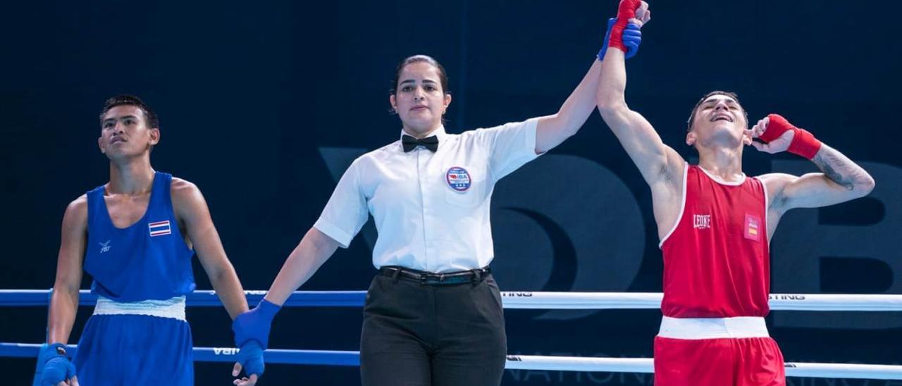 Rafa Lozano Jr. celebra el pase a semifinales en el Mundial Joven de boxeo.