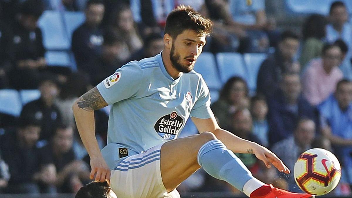 Okay Yokuslu controla el balón ante Cazorla, en un Celta-Villarreal disputado en Balaídos. // RICARDO GROBAS