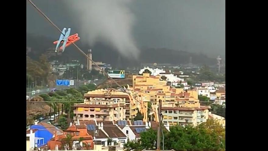 Un pequeño tornado en Marbella derriba árboles y mobiliario urbano