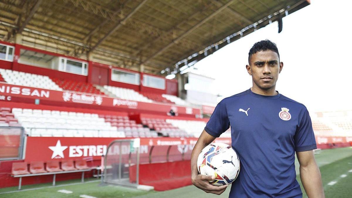 El futbolista panameny del Girona ahir al migdia a l&#039;estadi de Montilivi després de l&#039;entrenament de l&#039;equip.