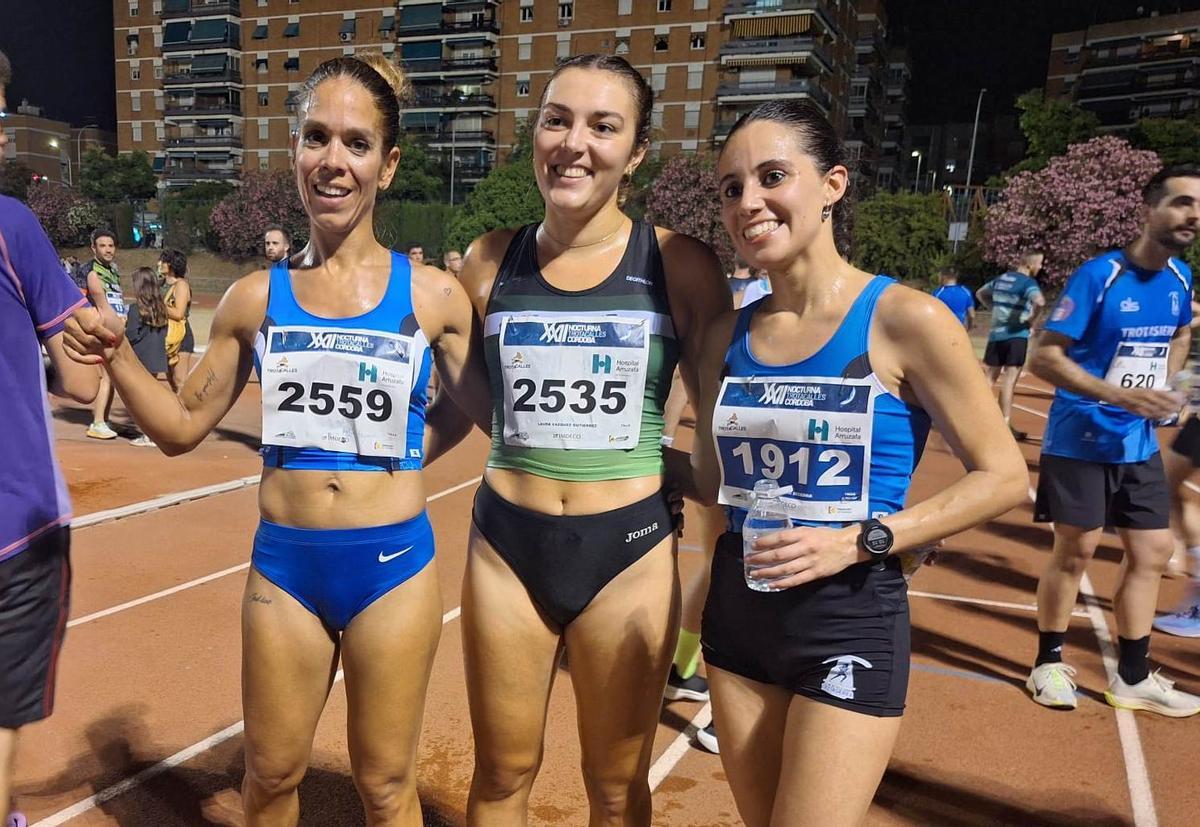 María Moyano (segunda), Laura Vázquez (primera) y María Moyano (tercera), en la meta de la Nocturna Trotacalles.