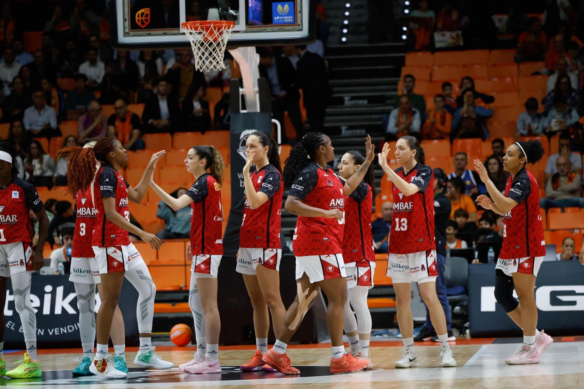 En imágenes | Primer partido de la final entre Valencia Basket y Casademont Zaragoza