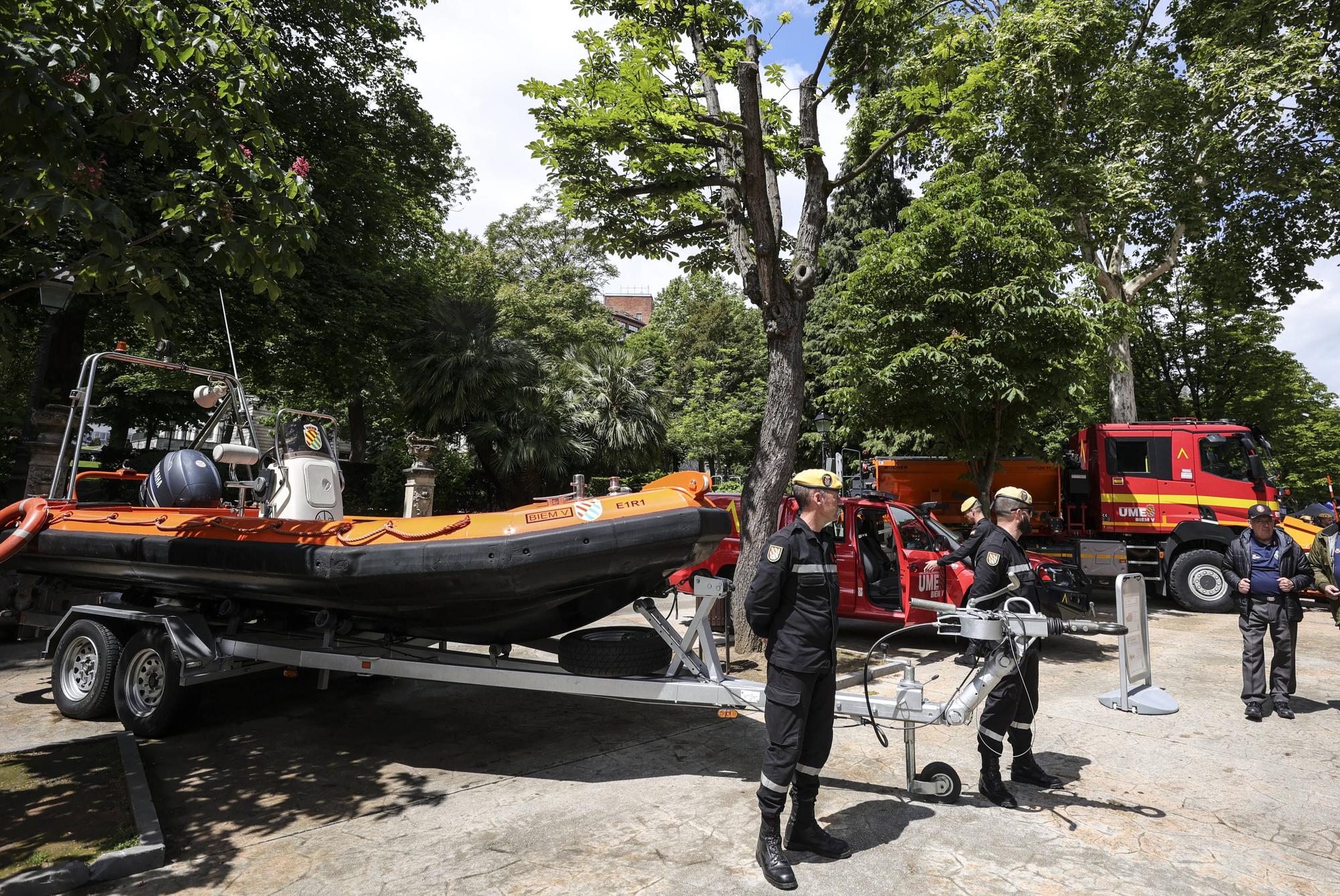 El izado de la bandera y la exposición del Bombé abren los actos del Día de las Fuerzas Armadas en Oviedo.