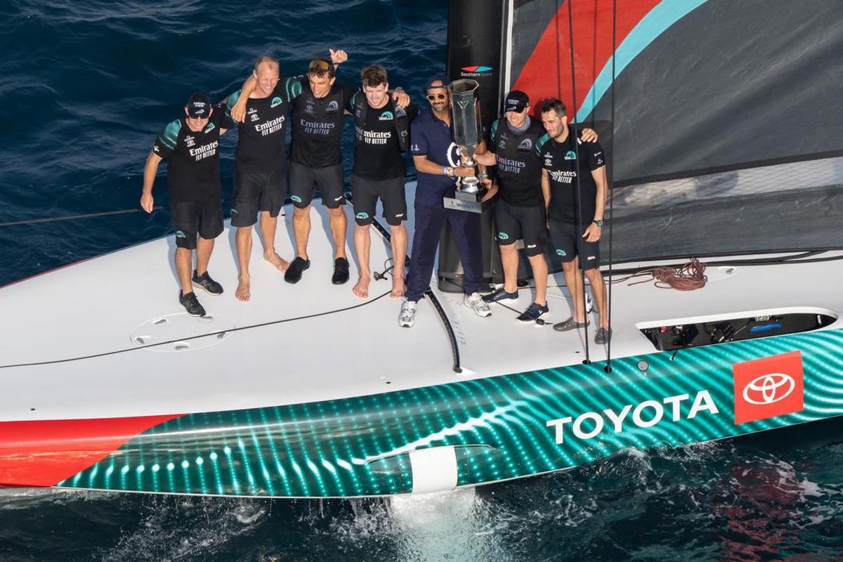 El equipo Emirates Team New Zealand con el trofeo de la victoria en la regata preliminar de la Copa América de vela celebrada en Jeddah.