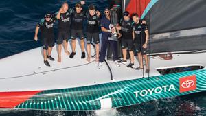 El equipo Emirates Team New Zealand con el trofeo de la victoria en la regata preliminar de la Copa América de vela celebrada en Jeddah.